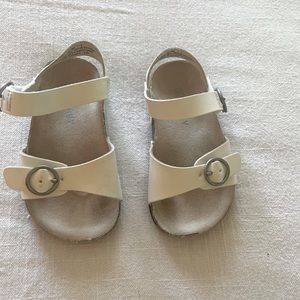 White leather sandals for baby